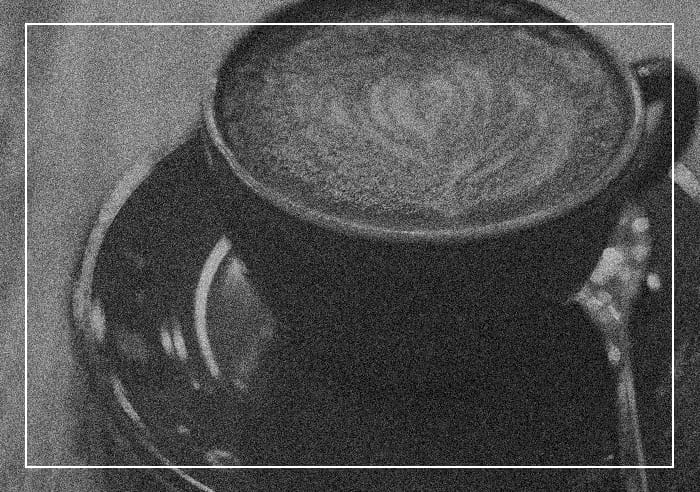 Kaffekopp med svart-hvitt filter