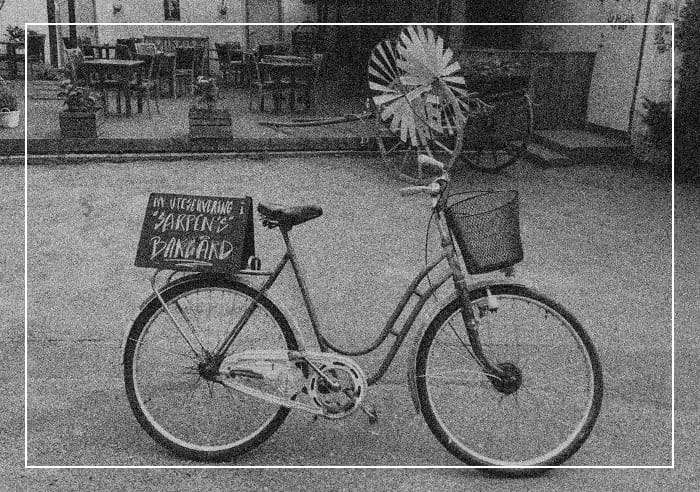 Sykkel som står i Sarpens bakgård, svart-hvitt filter